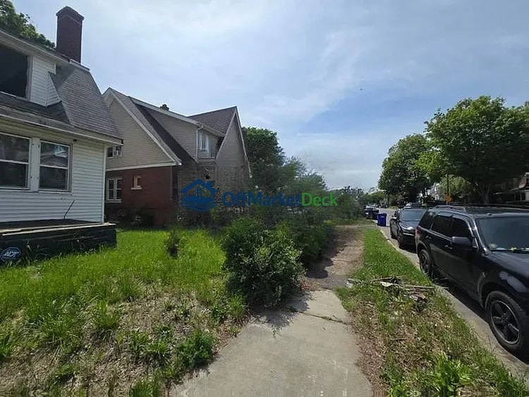 Off-market house in Detroit, Michigan — 3 beds, 2 baths, $49,000 — photo 2 of 8