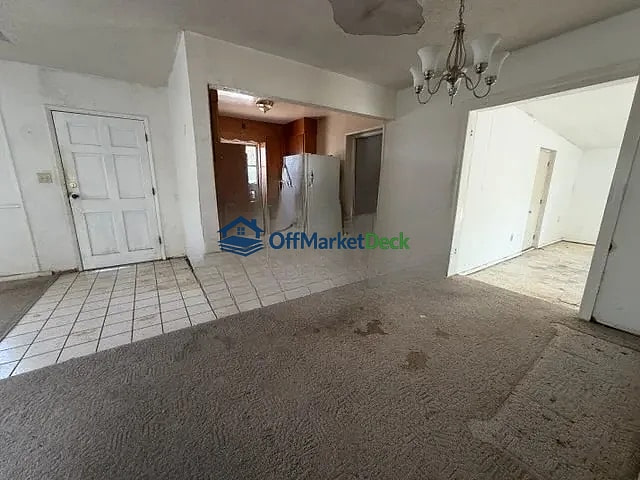 Off-market house in Temple Terrace, Florida — 4 beds, 2 baths, $269,990 — photo 4 of 8