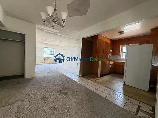 Off-market house in Temple Terrace, Florida — 4 beds, 2 baths, $269,990 — photo 5 of 8