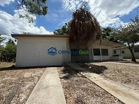 Off-market house in Temple Terrace, Florida — 4 beds, 2 baths, $269,990 — photo 2 of 8