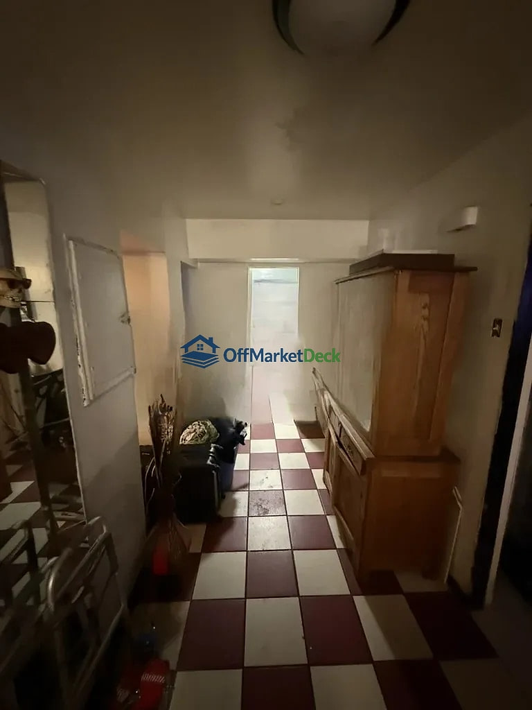 Off-market house in Tampa, Florida — 3 beds, 1 bath, $309,990 — photo 6 of 8