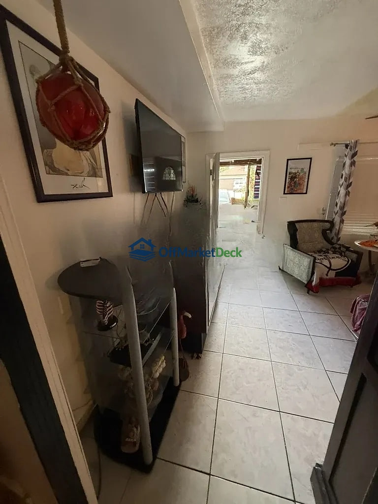 Off-market house in Tampa, Florida — 3 beds, 1 bath, $309,990 — photo 5 of 8