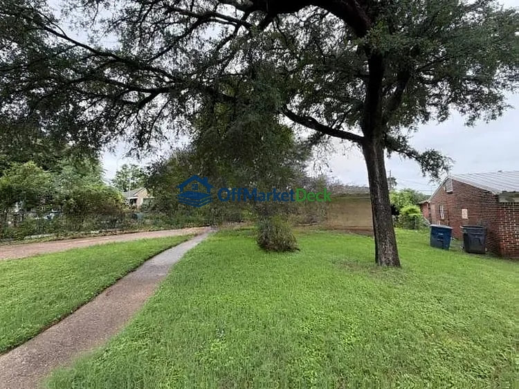 Off-market house in Dallas, Texas — 3 beds, 1 bath, $167,000 — photo 3 of 8