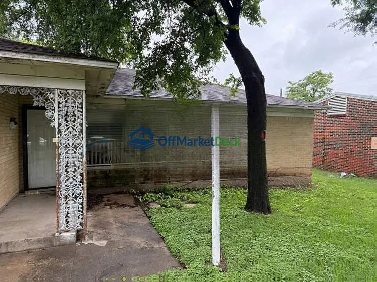 Off-market house in Dallas, Texas — 3 beds, 1 bath, $167,000 — photo 6 of 8
