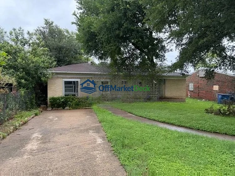 Off-market house in Dallas, Texas — 3 beds, 1 bath, $167,000 — photo 2 of 8