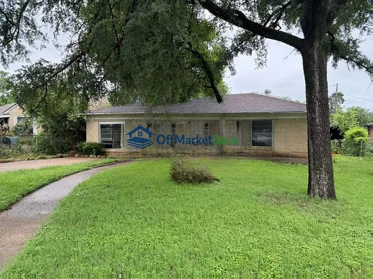 Off-market house in Dallas, Texas — 3 beds, 1 bath, $167,000 — photo 4 of 8
