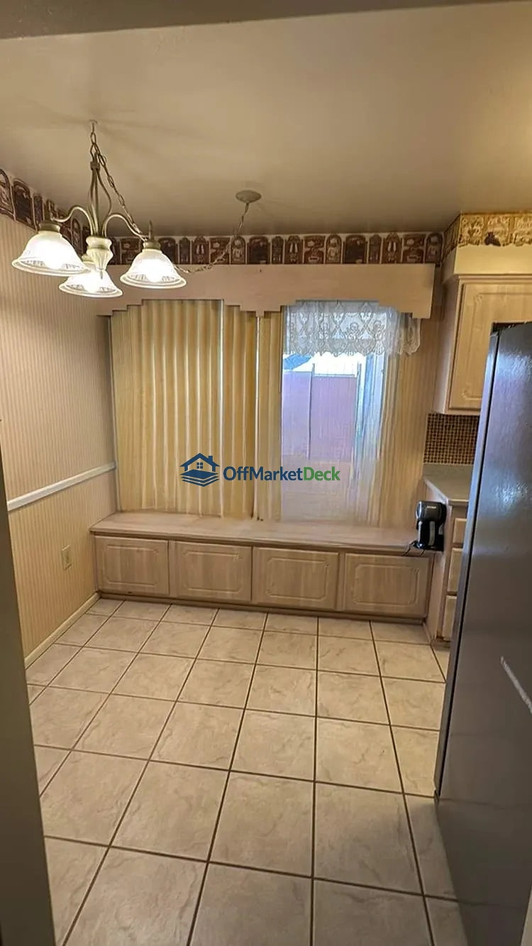 Off-market house in Sun City, Arizona — 2 beds, 2 baths, $155,000 — photo 5 of 8
