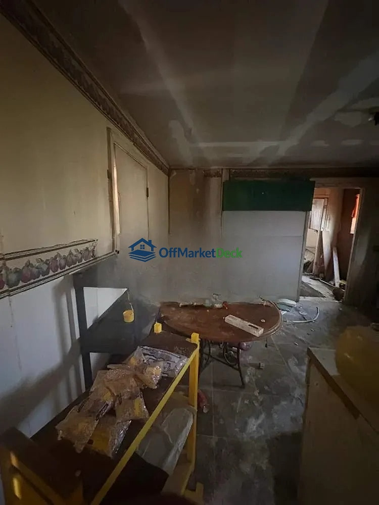 Off-market house in Memphis, Tennessee — 2 beds, 1 bath, $8,000 — photo 4 of 8