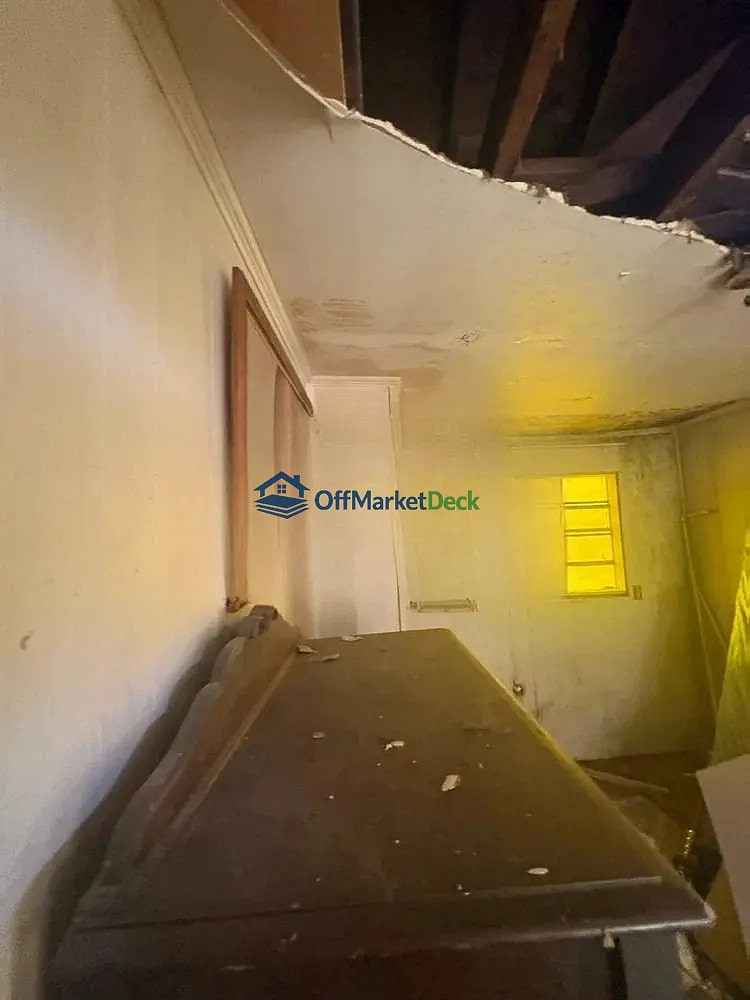 Off-market house in Memphis, Tennessee — 2 beds, 1 bath, $8,000 — photo 3 of 8