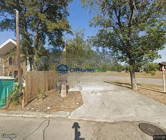 Off-market house in New Braunfels, Texas — 2 beds, 2 baths, $139,900 — photo 3 of 3