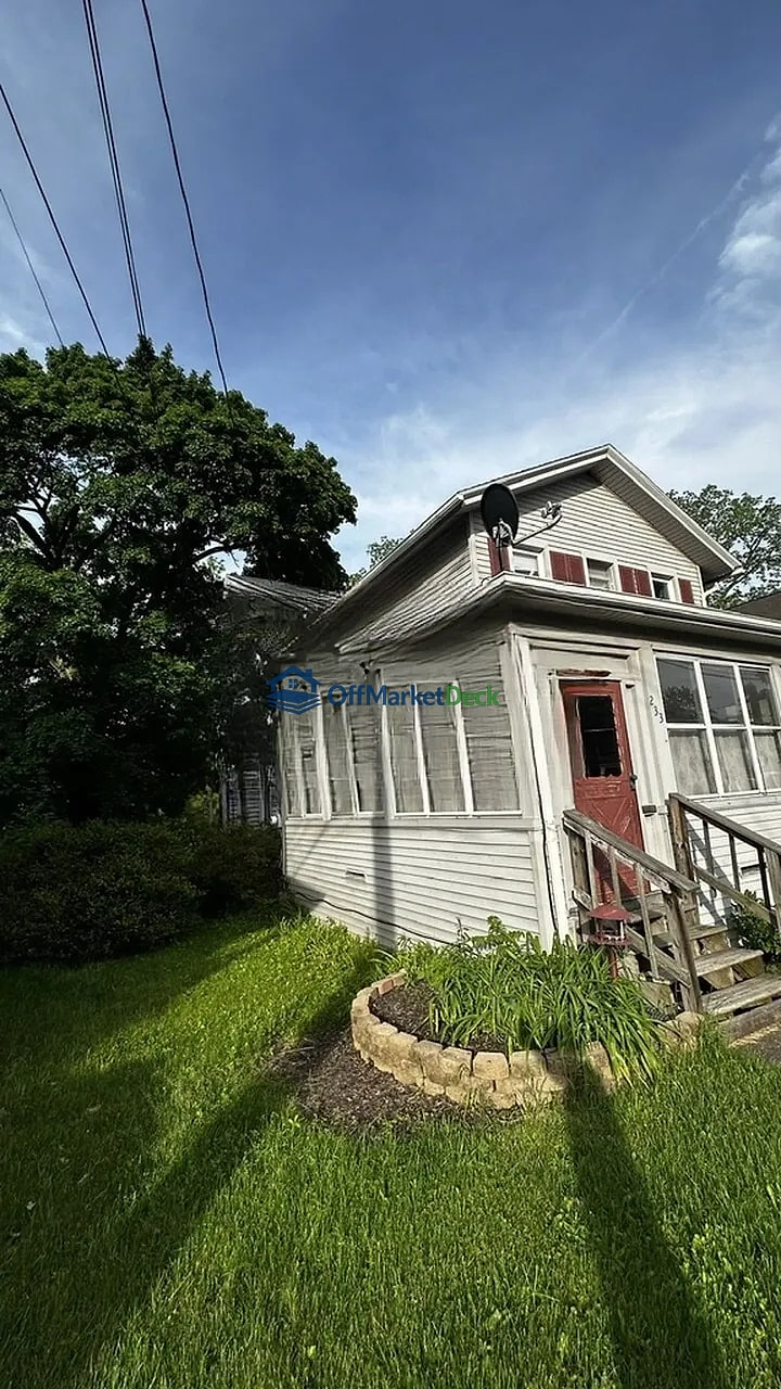 Off-market house in Canandaigua, New York — 3 beds, 1.5 baths, $99,900 — photo 2 of 8