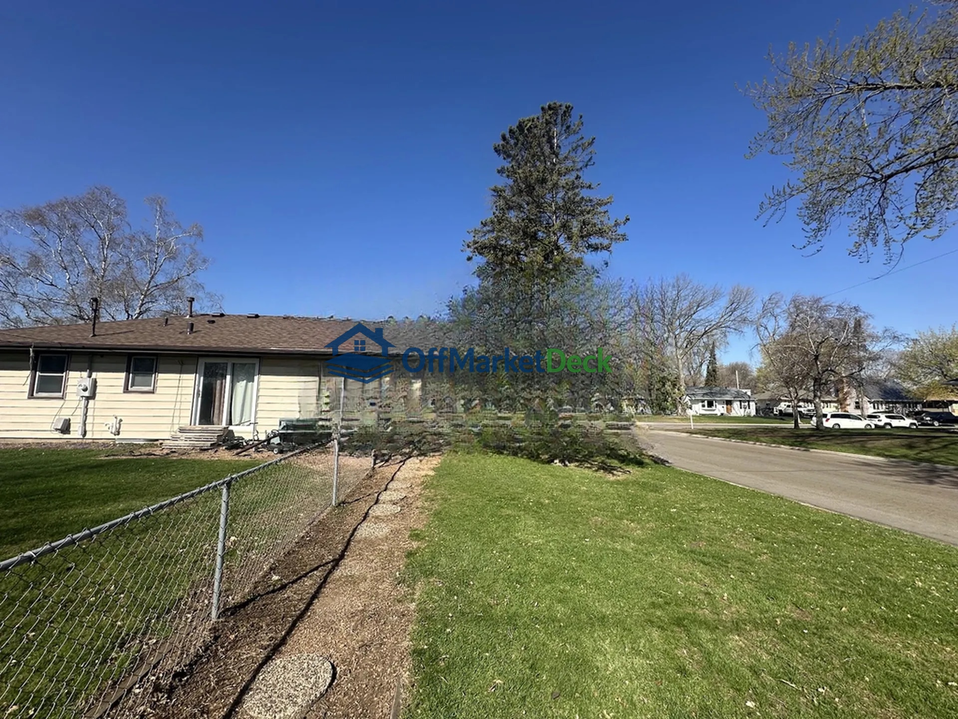 Off-market house in Minneapolis, Minnesota — 4 beds, 1 bath, $249,000 — photo 2 of 8