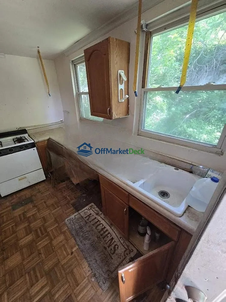 Off-market house in Cincinnati, Ohio — 4 beds, 2 baths, $90,000 — photo 5 of 8