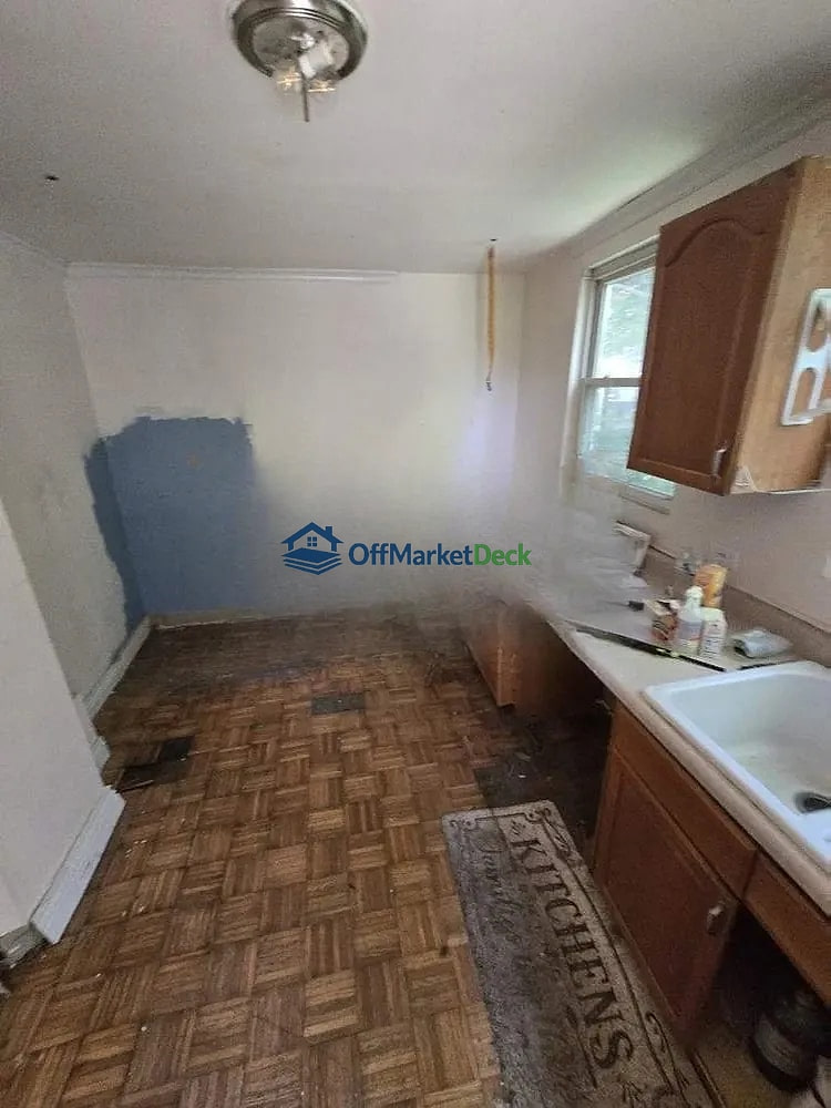 Off-market house in Cincinnati, Ohio — 4 beds, 2 baths, $90,000 — photo 4 of 8