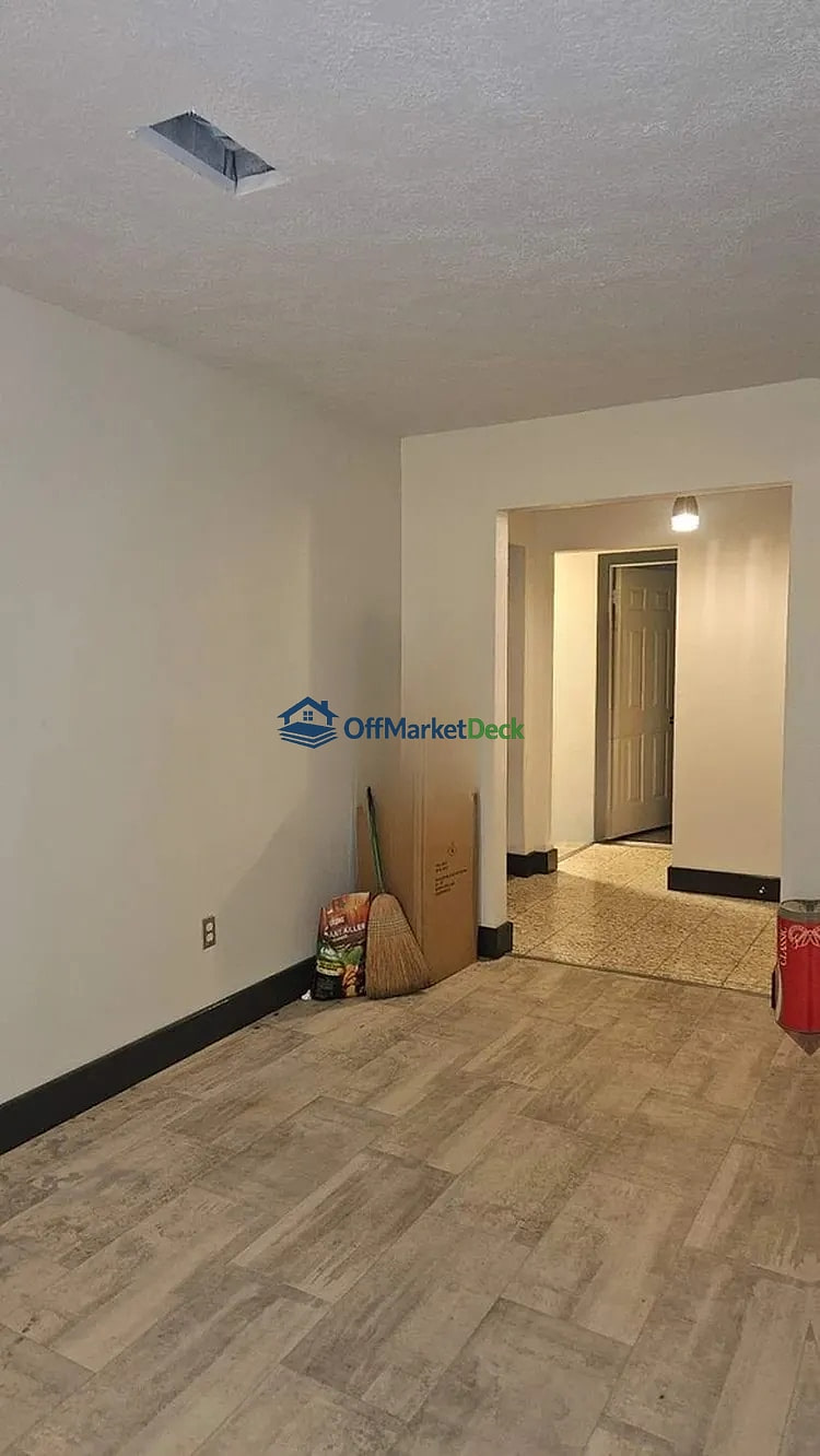 Off-market house in Baytown, Texas — 3 beds, 2 baths, $160,000 — photo 3 of 8