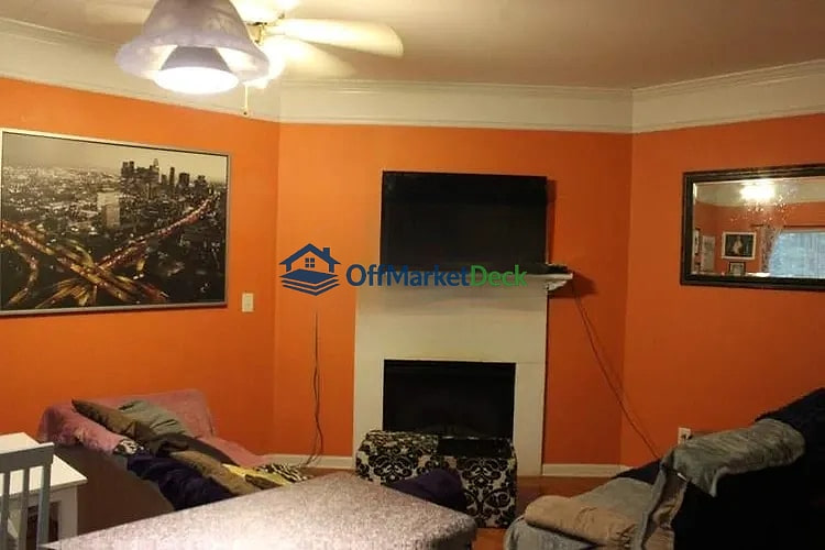 Off-market house in Atlanta, Georgia — 3 beds, 3 baths, $160,000 — photo 2 of 8
