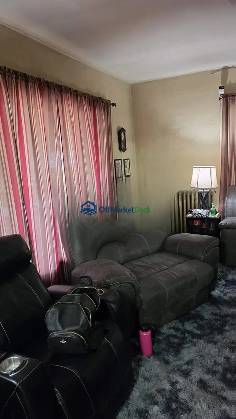 Off-market house in Alliance, Ohio — 3 beds, 1 bath, $65,000 — photo 2 of 8