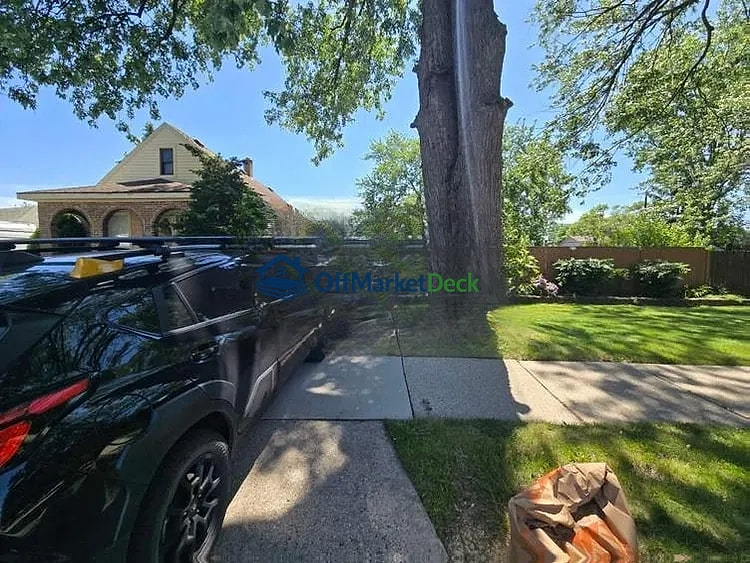 Off-market house in Allen Park, Michigan — 3 beds, 2 baths, $175,000 — photo 5 of 8
