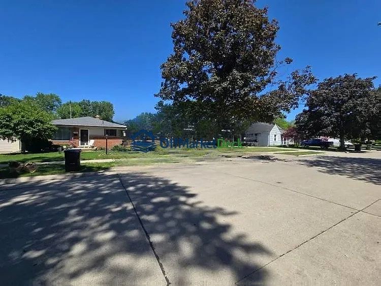 Off-market house in Allen Park, Michigan — 3 beds, 2 baths, $175,000 — photo 3 of 8