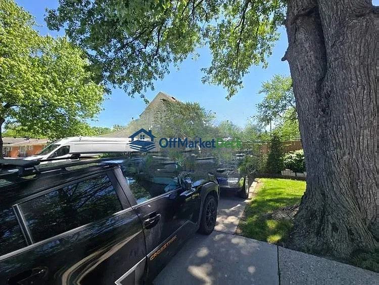 Off-market house in Allen Park, Michigan — 3 beds, 2 baths, $175,000 — photo 6 of 8
