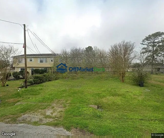 Off-market house in Dickinson, Texas — 3 beds, 2 baths, $49,500 — photo 3 of 3