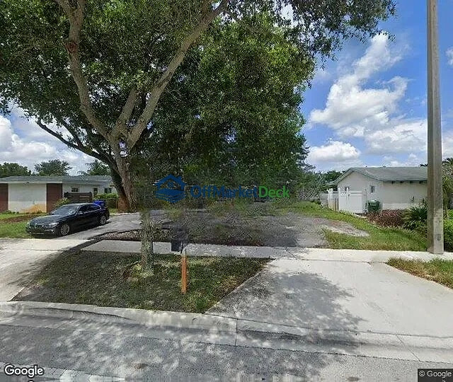 Off-market house in Pembroke Pines, Florida — 2 beds, 2 baths, $375,000 — photo 2 of 3