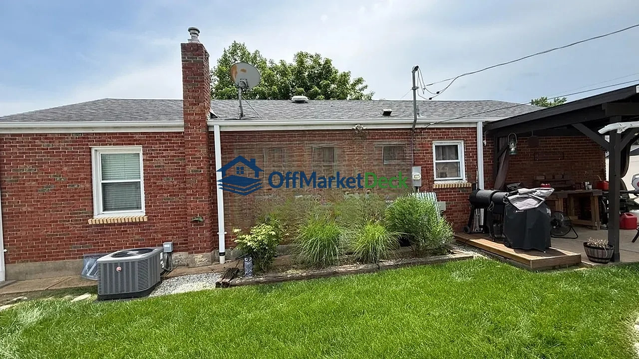 Off-market house in St. Louis, Missouri — 3 beds, 2 baths, $199,900 — photo 2 of 8
