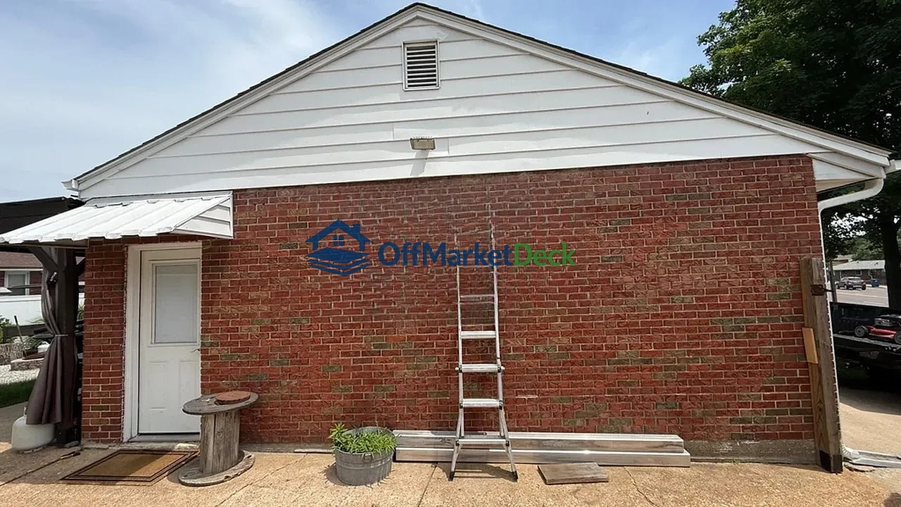 Off-market house in St. Louis, Missouri — 3 beds, 2 baths, $199,900 — photo 3 of 8