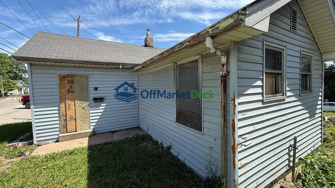 Off-market house in St. Louis, Missouri — 2 beds, 1 bath, $31,900 — photo 3 of 8