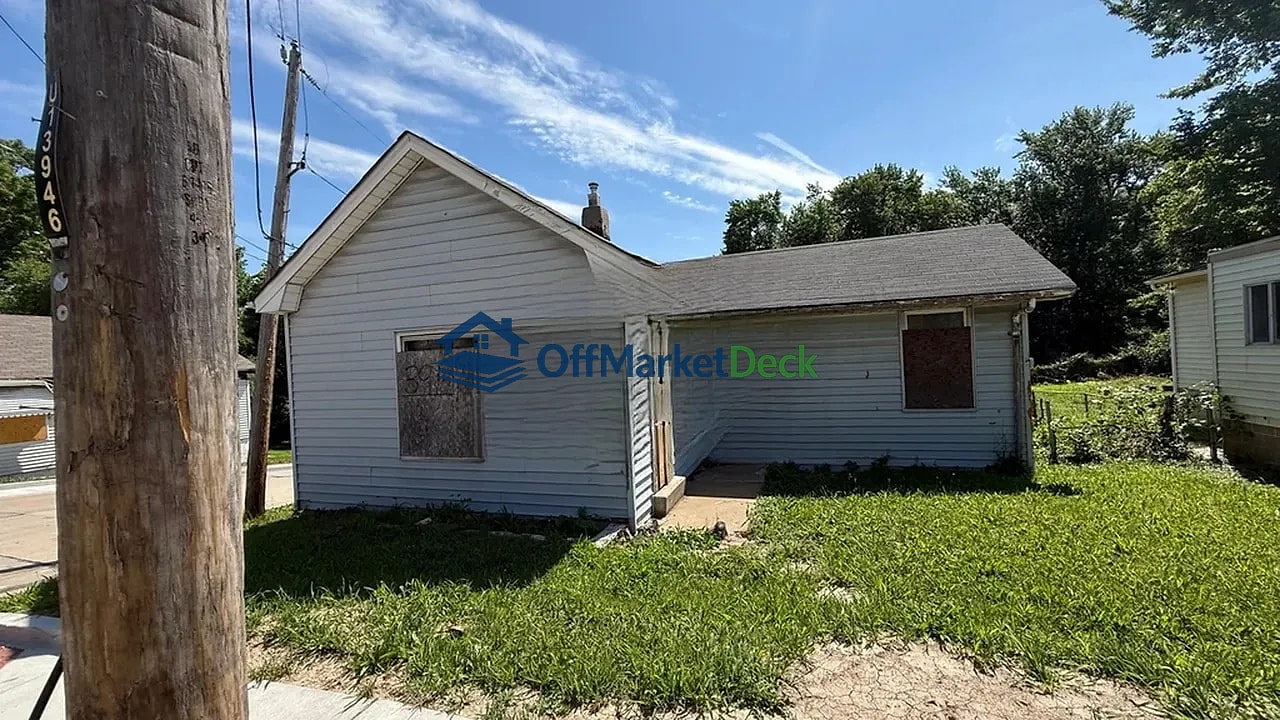 Off-market house in St. Louis, Missouri — 2 beds, 1 bath, $31,900 — photo 2 of 8