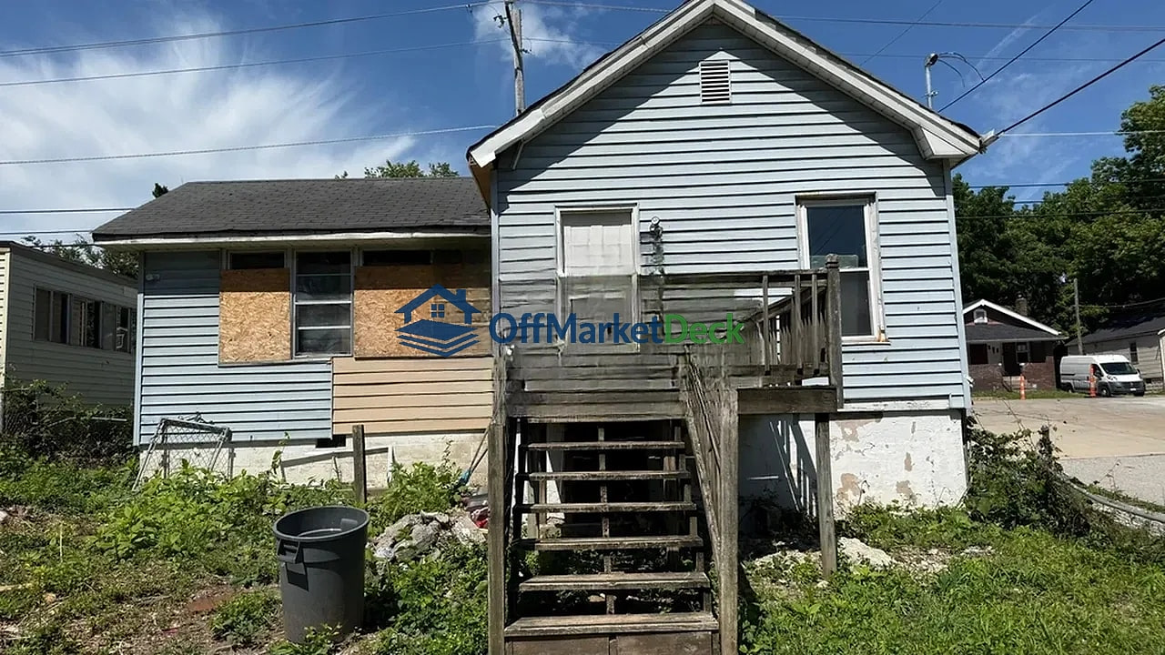 Off-market house in St. Louis, Missouri — 2 beds, 1 bath, $31,900 - Blurred background Image