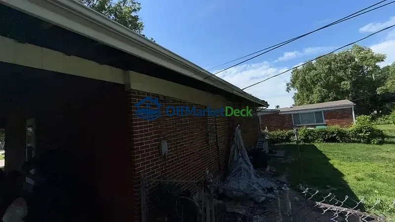 Off-market house in St. Louis, Missouri — 3 beds, 1.5 baths, $63,900 — photo 4 of 8