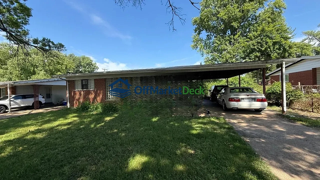 Off-market house in St. Louis, Missouri — 3 beds, 1.5 baths, $63,900 - Blurred background Image