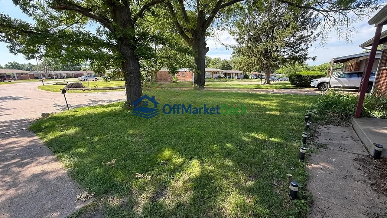 Off-market house in St. Louis, Missouri — 3 beds, 1.5 baths, $63,900 — photo 6 of 8