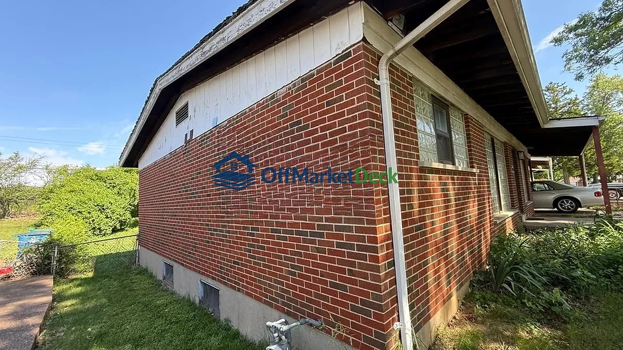 Off-market house in St. Louis, Missouri — 3 beds, 1.5 baths, $63,900 — photo 3 of 8
