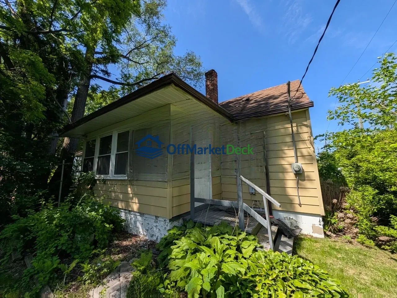 Off-market house in Detroit, Michigan — 3 beds, 1.5 baths, $54,900 — photo 3 of 8