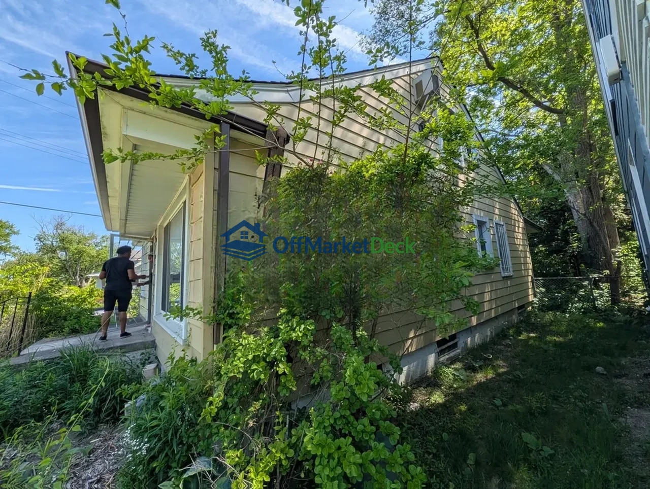 Off-market house in Detroit, Michigan — 3 beds, 1.5 baths, $54,900 — photo 5 of 8