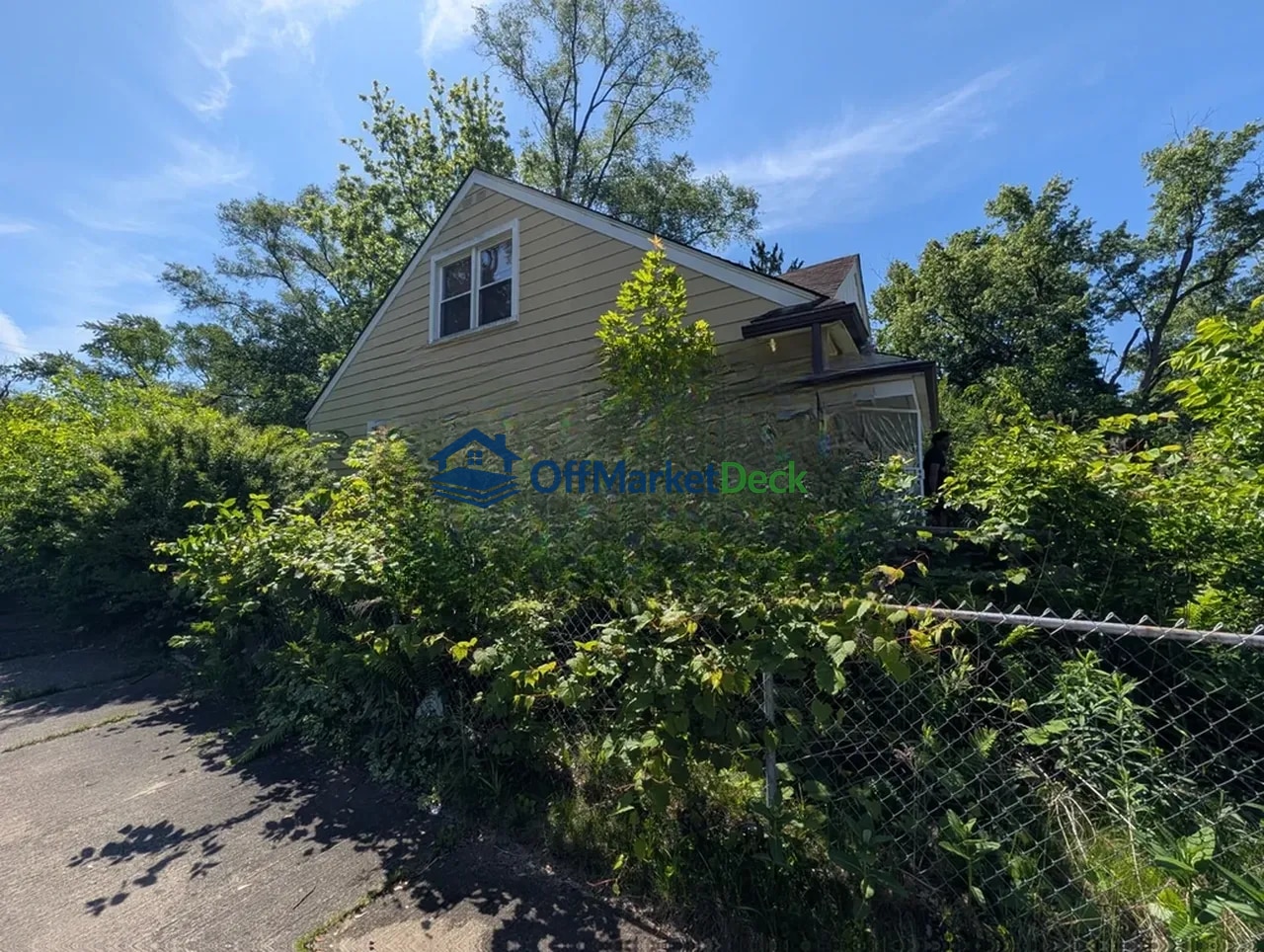 Off-market house in Detroit, Michigan — 3 beds, 1.5 baths, $54,900 — photo 2 of 8