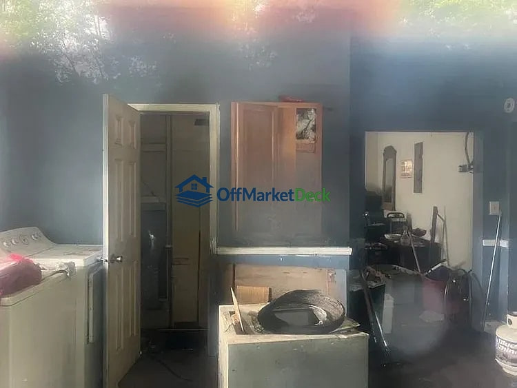 Off-market house in Mount Airy, North Carolina — 2 beds, 1 bath, $60,500 — photo 5 of 8
