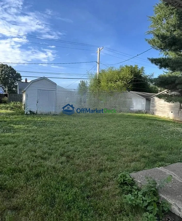 Off-market house in Evansville, Indiana — 2 beds, 1 bath, $61,800 — photo 7 of 8