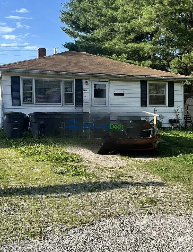 Off-market house in Evansville, Indiana — 2 beds, 1 bath, $61,800 — photo 2 of 8