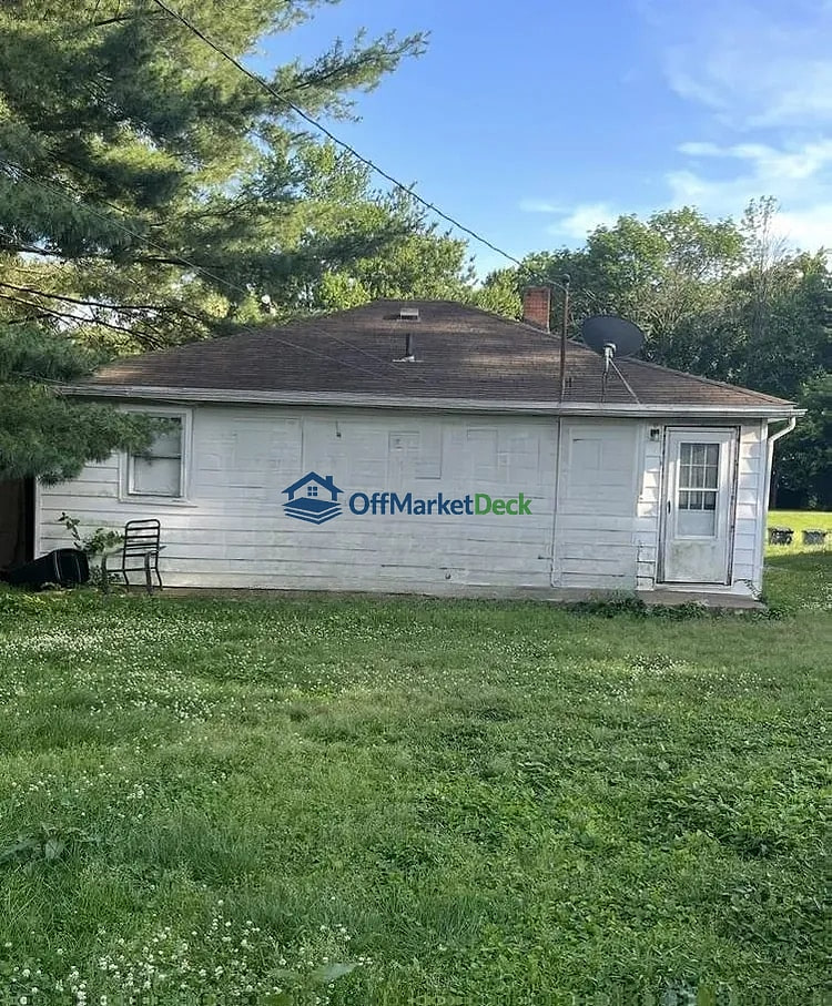 Off-market house in Evansville, Indiana — 2 beds, 1 bath, $61,800 — photo 5 of 8