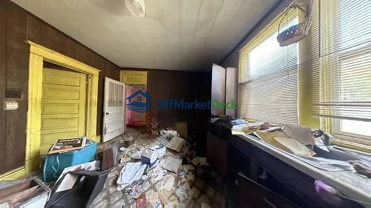 Off-market house in Decatur, Illinois — 1 bed, 1 bath, $10,000 — photo 4 of 8