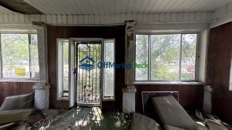 Off-market house in Decatur, Illinois — 1 bed, 1 bath, $10,000 — photo 3 of 8