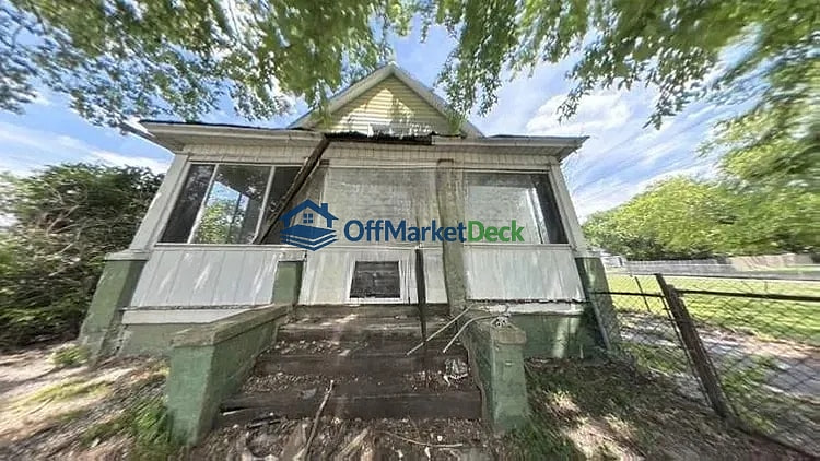 Off-market house in Decatur, Illinois — 1 bed, 1 bath, $10,000 — photo 2 of 8