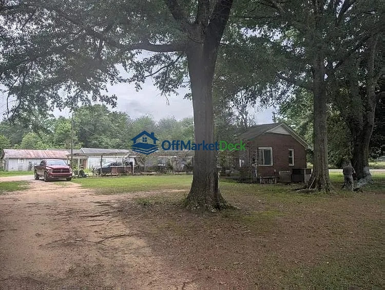 Off-market house in Plantersville, Alabama — 4 beds, 2 baths, $90,000 — photo 7 of 8