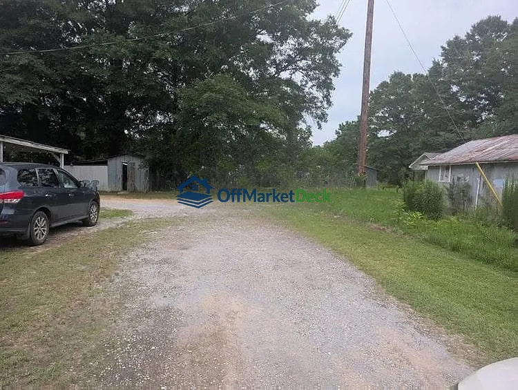 Off-market house in Plantersville, Alabama — 4 beds, 2 baths, $90,000 — photo 2 of 8