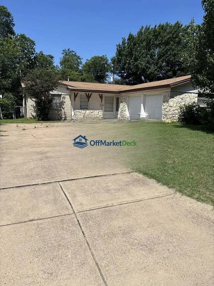 Off-market house in Saginaw, Texas — 3 beds, 2 baths, $165,000 — photo 2 of 8