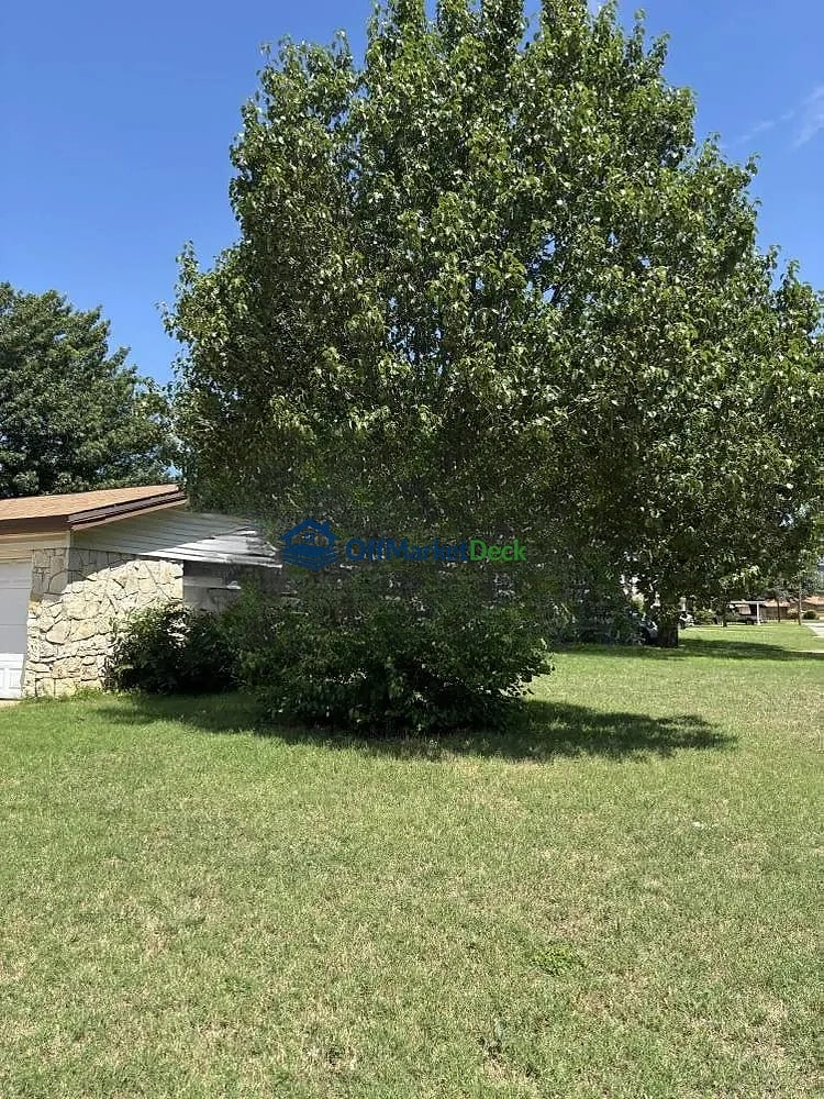 Off-market house in Saginaw, Texas — 3 beds, 2 baths, $165,000 — photo 3 of 8