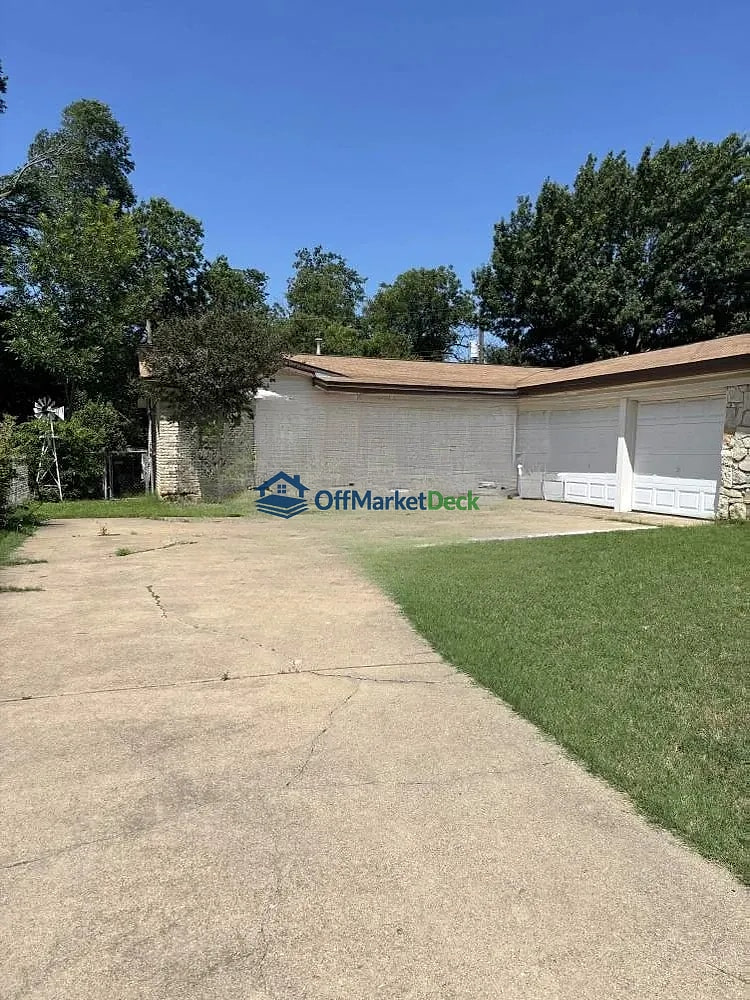 Off-market house in Saginaw, Texas — 3 beds, 2 baths, $165,000 — photo 4 of 8
